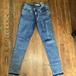 5/$25 Levi’s 711 skinny jeans unfinished hem detail